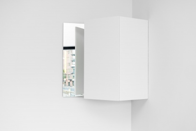 Mirjam Thomann: Cube Cube Cube, 2009/2017 MDF, hinges, mirror, wall paint of the exhibition space, 100 x 50 x 50 cm (adjustable to 100 cm); mirror: 100 x 100 cm Courtesy Galerie Nagel Draxler, Berlin/K&amp;ouml;ln